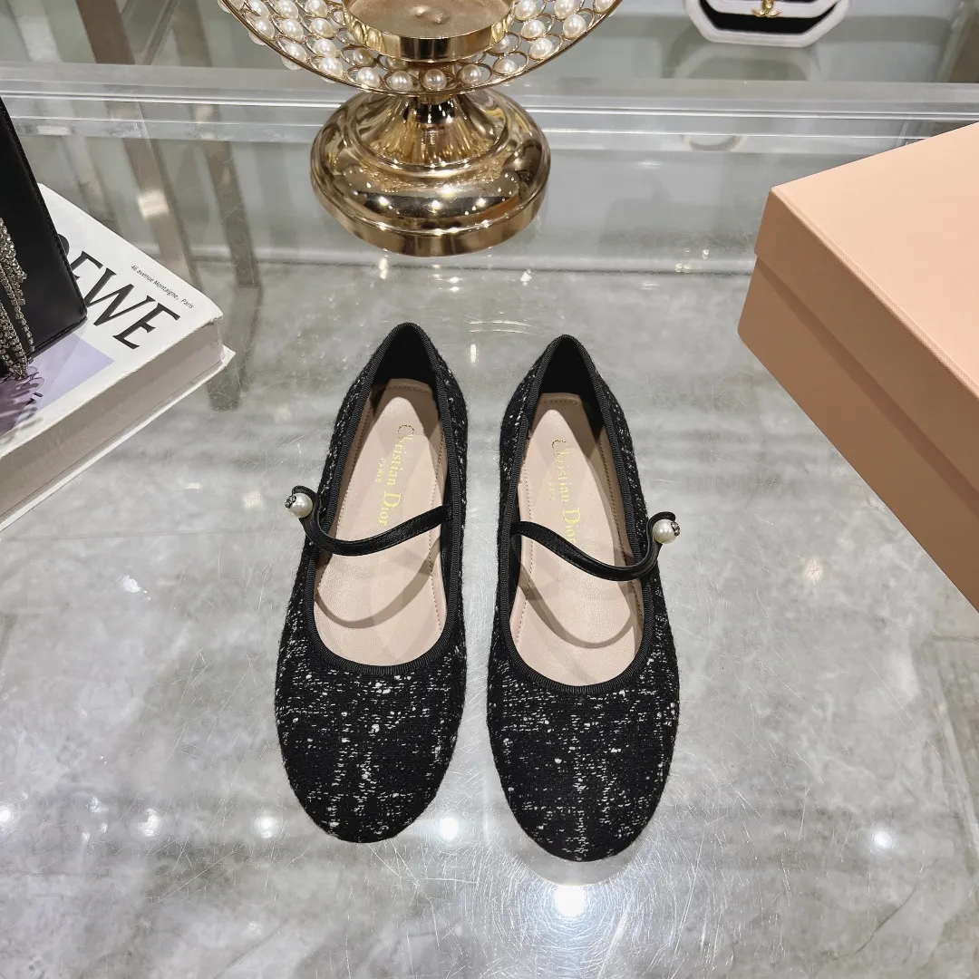 👟👟Ex-factory price 520👟👟 "Exclusive top version" Dior*Dior ✅2024vs spring and summer new series... [Round toe single shoes with small pearls] Original purchase and development! The last details of this shoe are perfectly restored 💐 The upper is made of special material and the inner padding is made of delicate lambskin. You can see the quality by looking at the details in real photos. It is a versatile style for little ladies and a lady. It is a stunning shoe at first glance... I love it. The genuine leather outsole imported from Italy has a five-pointed star logo! 35-39 (34.40 customization is non-refundable) Packaging: Original full set of packaging ☀The color official website is updated simultaneously